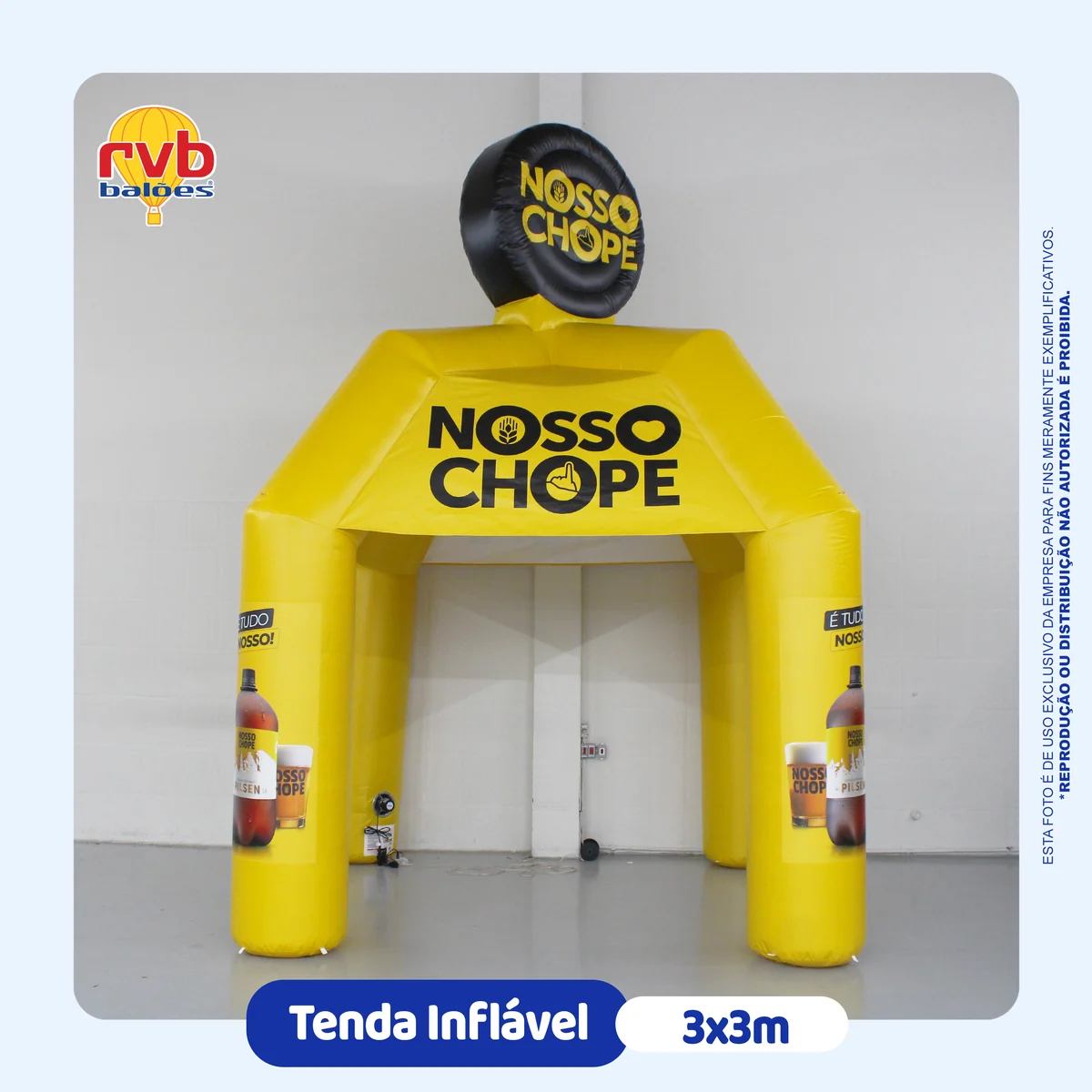 Tenda Inflável 3x3m Nosso Chope com Medalhão 3D | RVB Balões Tenda inflável amarela de 3x3m da Nosso Chope usada como bar em eventos com open bar, com logo em 3D no topo, exemplo de projeto da RVB Balões
